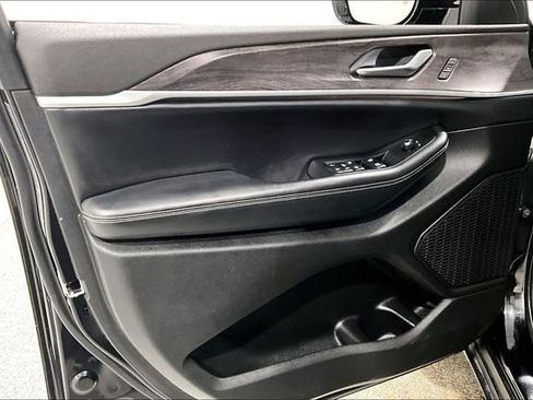 Used 2023 Jeep Grand Cherokee Limited w/ Luxury Tech Group II image 21