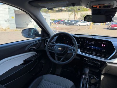 Used 2025 Chevrolet Trax LT image 32