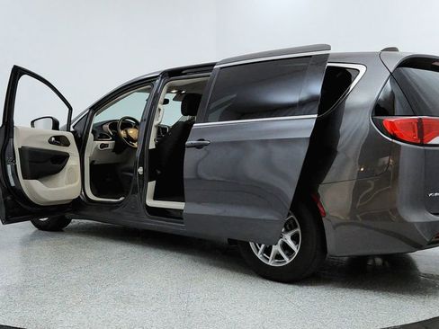 Used 2023 Chrysler Voyager LX image 10