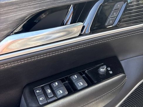 Used 2023 Jeep Wagoneer Series II AWD/4WD image 13