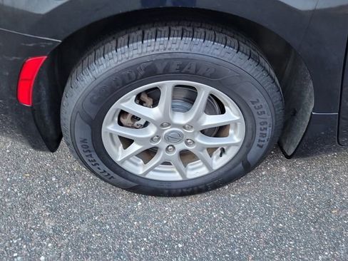 Used 2023 Chrysler Pacifica Touring-L image 7