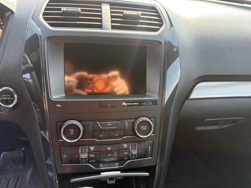 Used 2018 Ford Explorer XLT w/ Equipment Group 202A AWD/4WD image 10