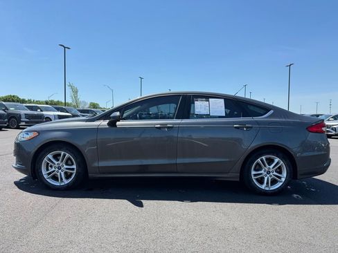 Used 2018 Ford Fusion SE w/ Fusion SE Technology Package FWD image 8
