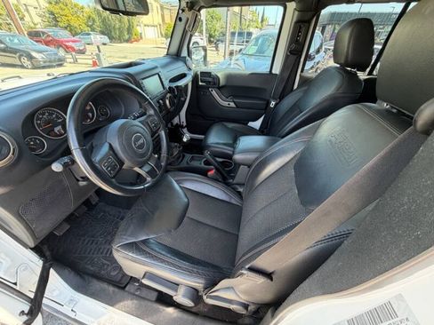 Used 2016 Jeep Wrangler Unlimited Sahara AWD/4WD image 9