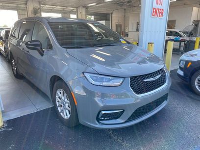 Used 2025 Chrysler Pacifica Select