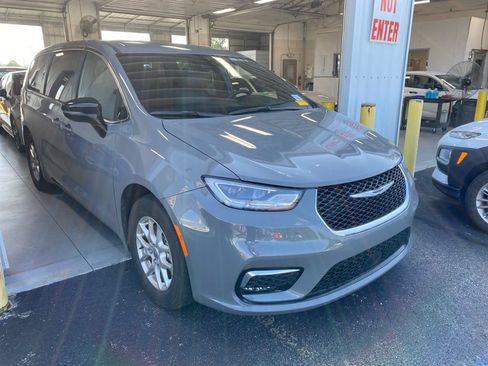 Used 2025 Chrysler Pacifica Select FWD image 1