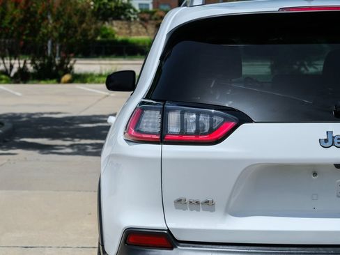 Used 2019 Jeep Cherokee Latitude Plus w/ Comfort/Convenience Group AWD/4WD image 19