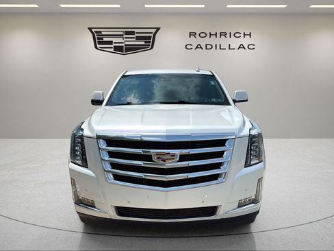 Used 2019 Cadillac Escalade Luxury AWD/4WD image 2