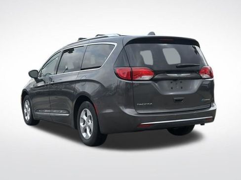 Used 2018 Chrysler Pacifica Touring-L image 14