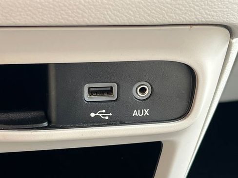 Used 2018 Chrysler Pacifica Touring-L FWD image 27
