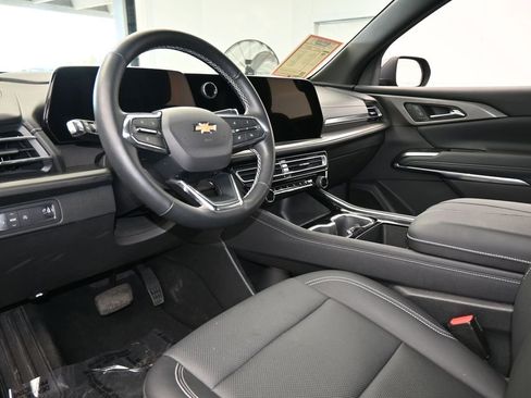 Used 2025 Chevrolet Traverse LT image 12