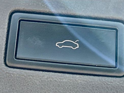 Used 2018 Volkswagen Tiguan SEL FWD image 14