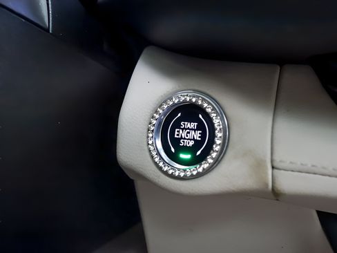 Used 2023 Buick Envision Avenir AWD/4WD image 17