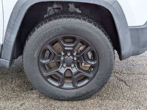 Used 2019 Jeep Cherokee Trailhawk AWD/4WD image 11