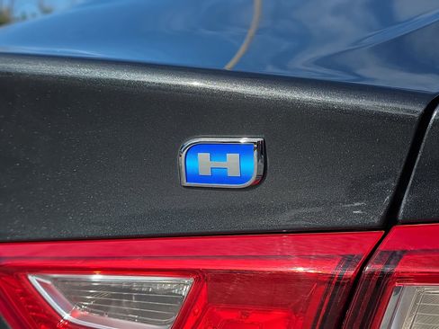 Used 2016 Chevrolet Malibu Hybrid w/ Driver Confidence Package image 9