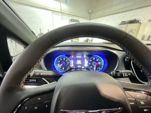 Used 2025 Chrysler Pacifica Limited FWD image 15