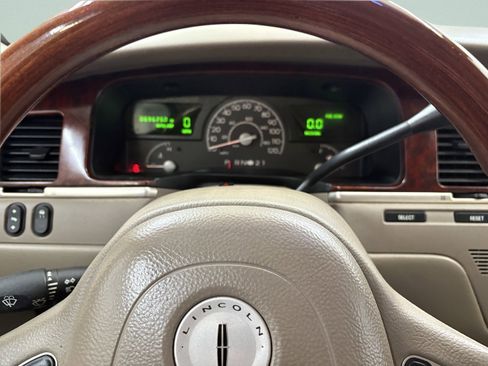 Used 2003 Lincoln Town Car Signature image 30