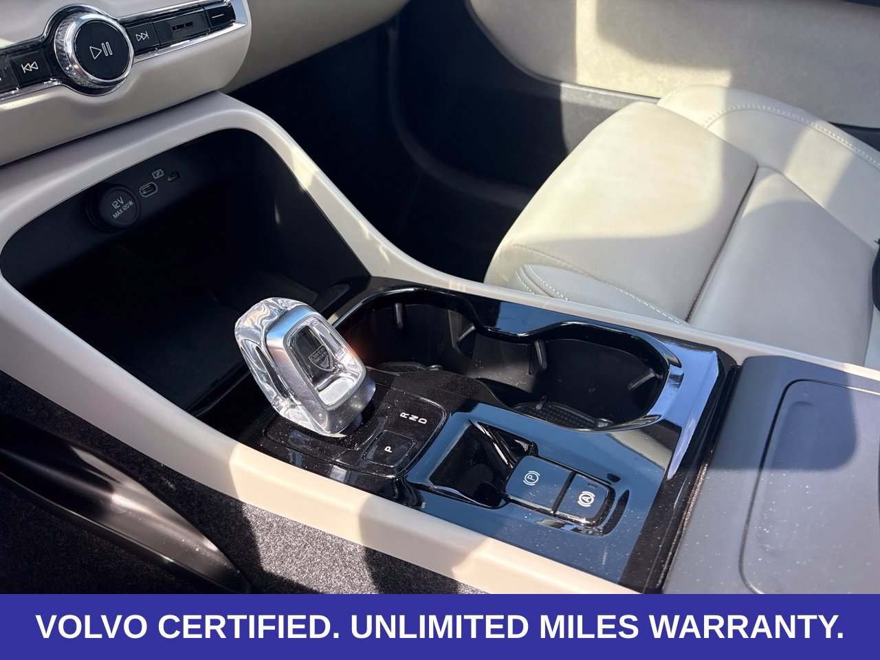 Certified 2025 Volvo XC40 B5 Plus AWD/4WD image 23