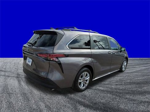 Used 2022 Toyota Sienna XLE image 4