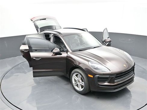 Used 2022 Porsche Macan image 31
