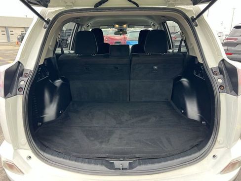 Used 2018 Toyota RAV4 LE FWD image 32