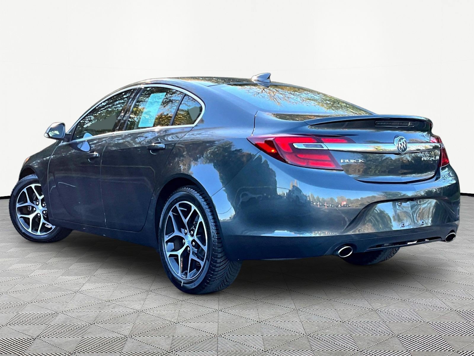 Used 2017 Buick Regal Sport Touring FWD image 4