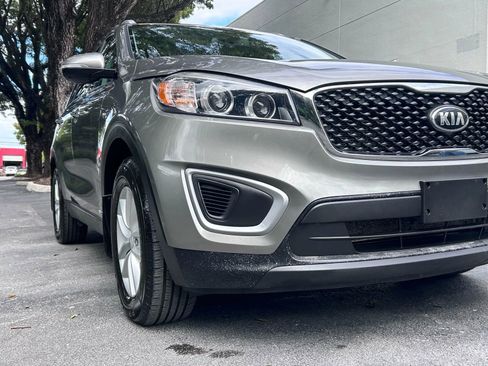Used 2017 Kia Sorento LX w/ LX Convenience Package image 10