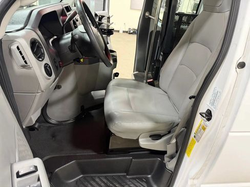 Used 2014 Ford E-250 and Econoline 250 Extended w/ Power Group RWD image 31