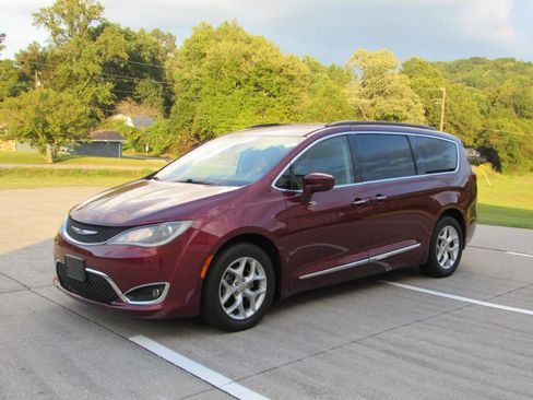 Used 2017 Chrysler Pacifica Touring-L w/ Tire & Wheel Group FWD image 3