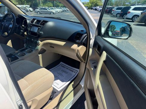 Used 2013 Toyota Highlander Plus FWD image 14