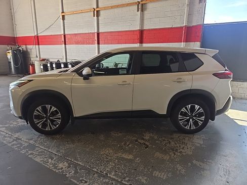 Used 2023 Nissan Rogue SV image 2