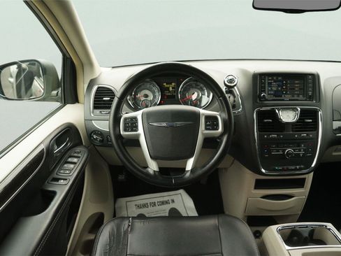 Used 2016 Chrysler Town & Country Touring FWD image 23