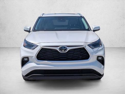 Used 2024 Toyota Highlander XLE FWD image 2