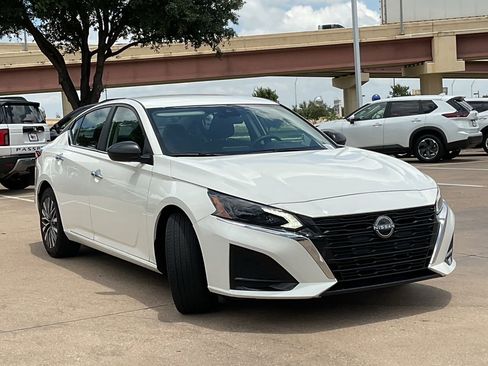 Used 2025 Nissan Altima 2.5 SV FWD image 3
