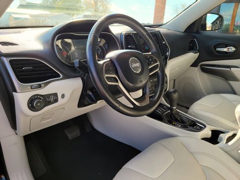 Used 2019 Jeep Cherokee Limited image 9