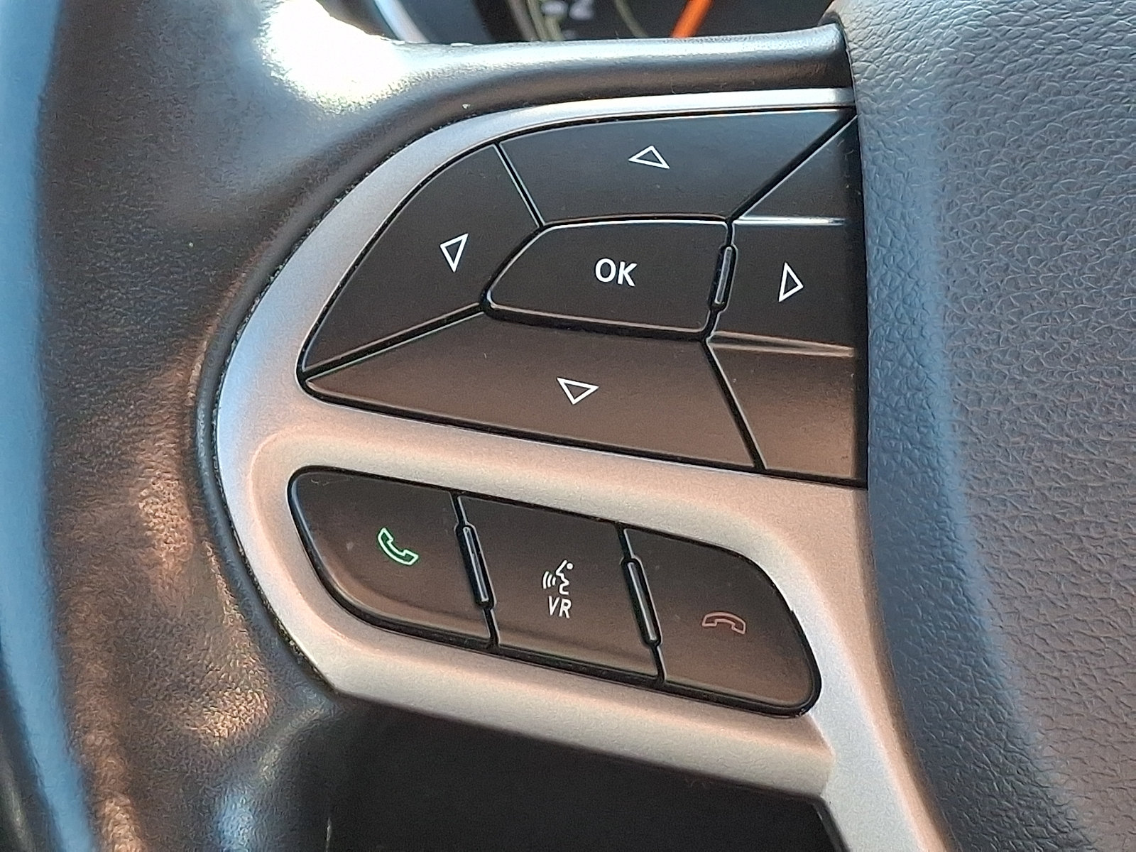 Used 2019 Jeep Cherokee Latitude Plus w/ Cold Weather Group AWD/4WD image 21