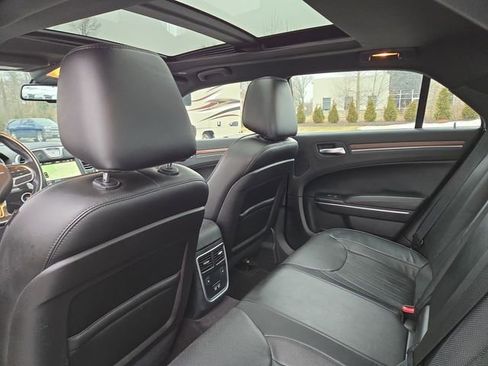 Used 2017 Chrysler 300 C Platinum image 28