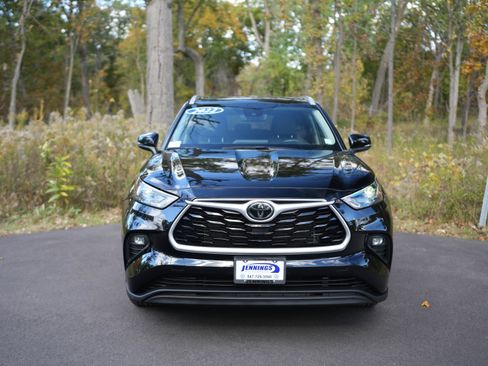 Used 2022 Toyota Highlander XLE image 3