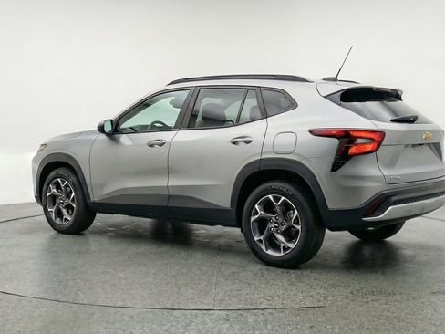 Used 2025 Chevrolet Trax LT w/ LT Convenience Package FWD image 6