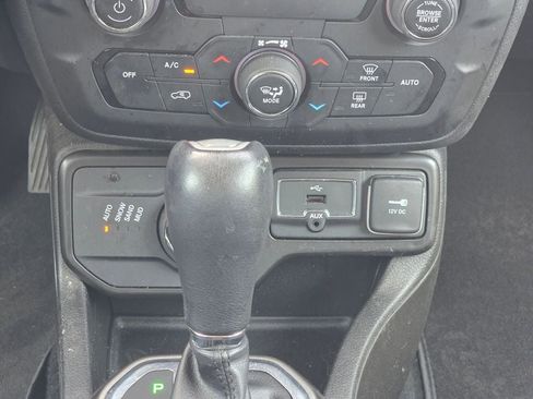 Used 2020 Jeep Renegade Limited w/ UConnect 8.4 Nav Group image 14