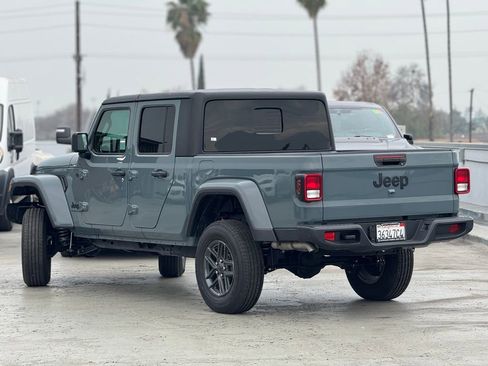 Used 2024 Jeep Gladiator Sport image 2