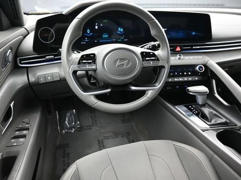 Used 2025 Hyundai Elantra SEL FWD image 16