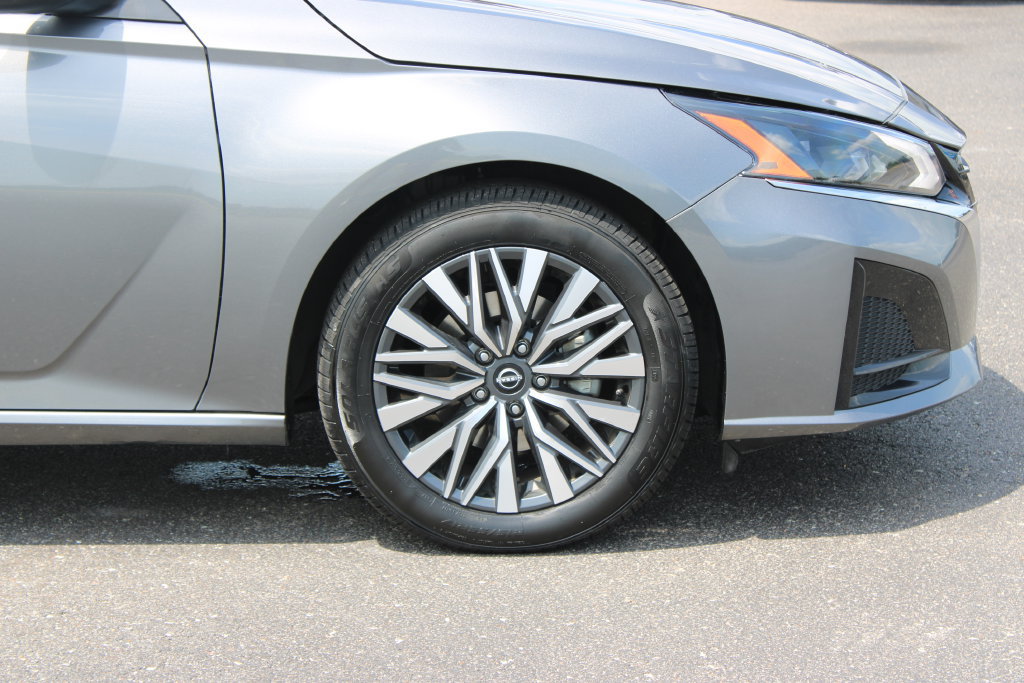 Used 2024 Nissan Altima 2.5 SV FWD image 12