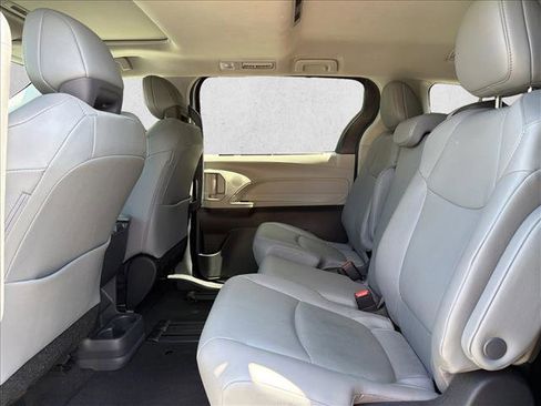 Used 2024 Toyota Sienna XLE FWD image 23