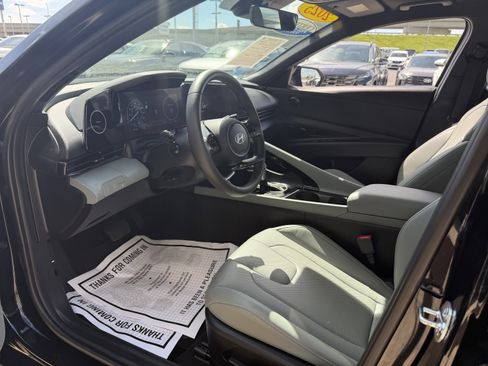 Certified 2025 Hyundai Elantra Limited FWD image 22