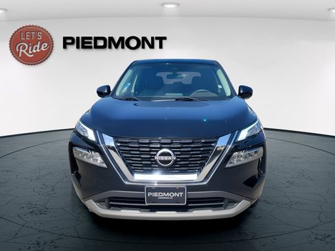 Used 2023 Nissan Rogue SV image 3