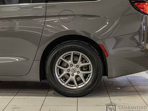 Used 2022 Chrysler Pacifica Touring image 8