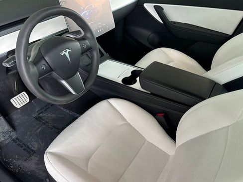 Used 2022 Tesla Model Y Performance image 11