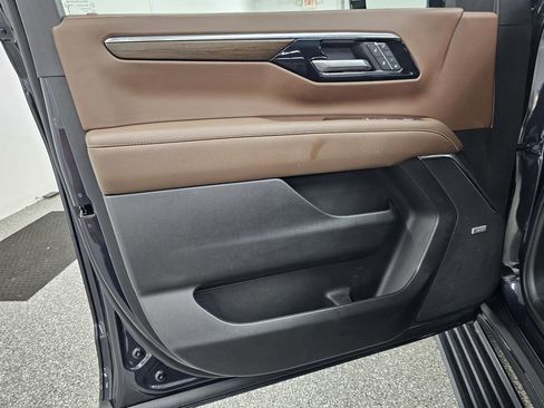 Used 2025 Chevrolet Suburban High Country AWD/4WD image 14