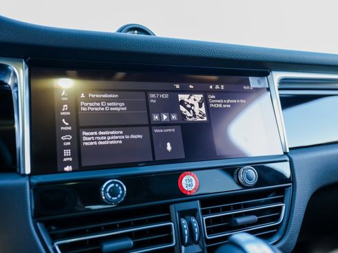 Certified 2025 Porsche Macan image 18